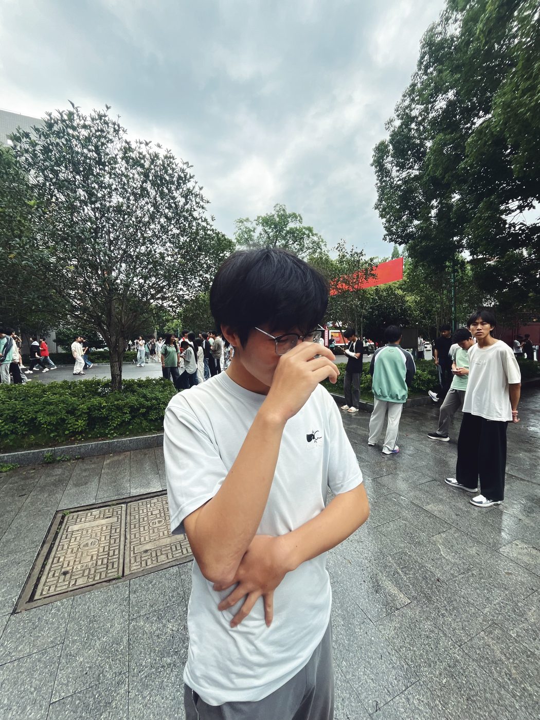 HB 在校园广场的照片